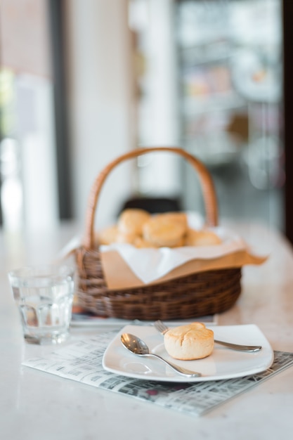 Scone auf weißen Tellern auf Marmortischen