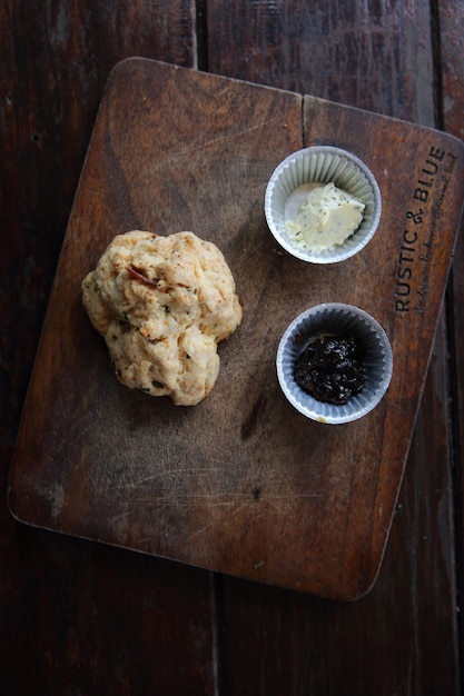 Scone em fundo de madeira