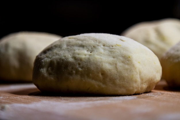 Scone Hefe-Nudelknödel ruhen und bereit zum Braten