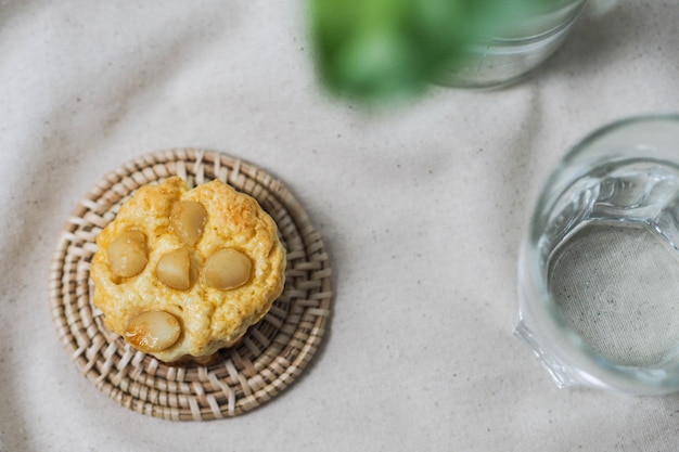 Foto scone con nueces y vaso de agua