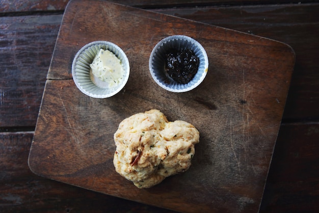 Scone sobre fondo de madera