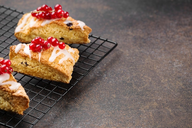 Foto scones auf backrost auf dunklem hintergrund