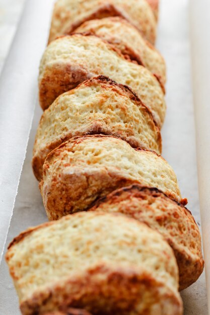 Scones auf weißem Hintergrund