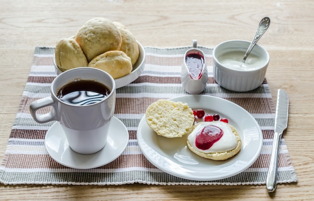 Scones com coalhada de limão