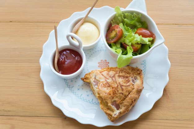 Scones com queijo cheddar e bacon com salada de legumes