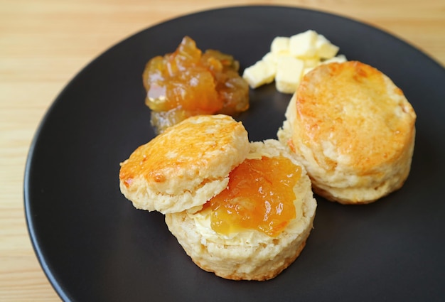 Scones de casca de laranja cristalizada de dar água na boca com manteiga e marmelada de laranja