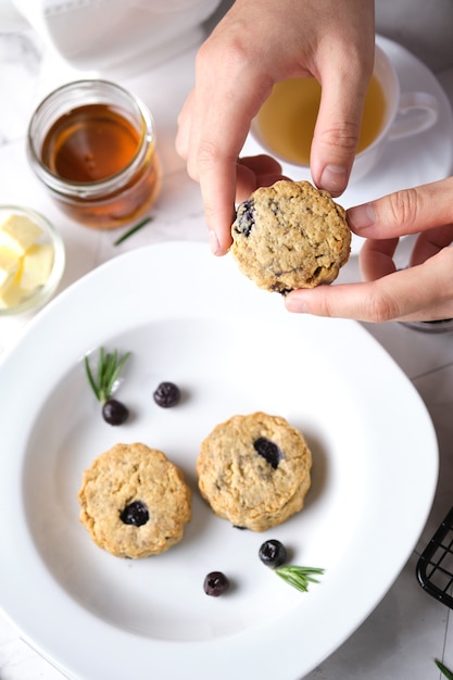 Scones de mirtilo, um tradicional britânico cozido bom para a hora do chá