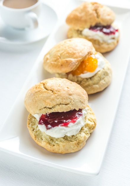 Scones mit Sahne und Fruchtmarmelade