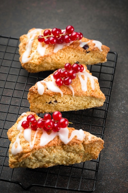 Scones no rack de cozimento em um fundo escuro