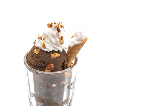 Scoop von chocolated Eiscreme im Glas