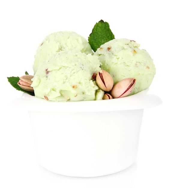 Scoops de sorvete saborosos em uma tigela isolada em branco