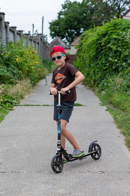 Scooter boy con gorra de béisbol y gafas de sol