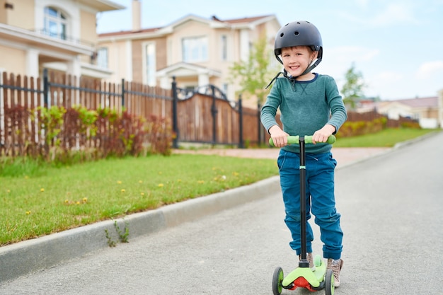 Scooter de equitação de menino sorridente