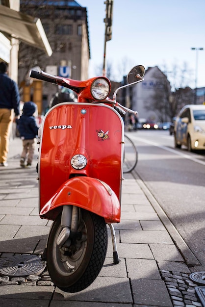 Foto scooter de motor castanho estacionado na calçada da cidade