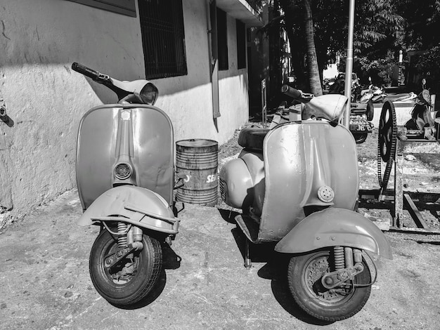 Foto scooter, die auf einer straße in der stadt geparkt sind