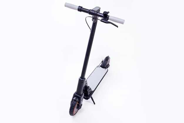 Scooter eléctrico aislado sobre fondo blanco Eco alternativa Transporte personal Patinete negro