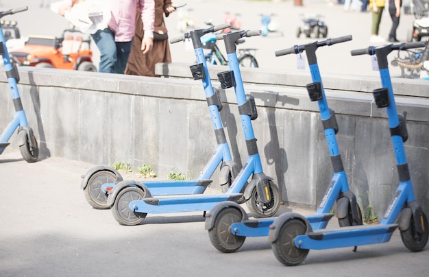 Scooter eléctrico en la ciudad Transporte ecológico