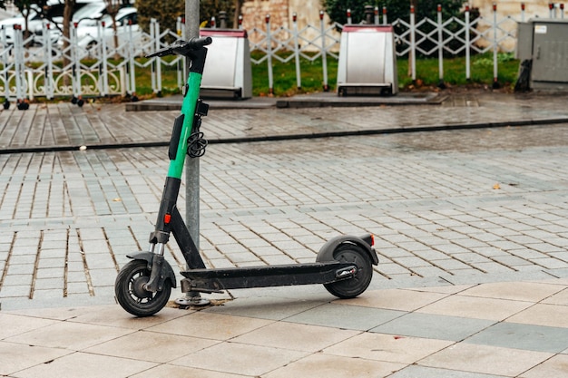 Un scooter eléctrico moderno estacionado en la calle.