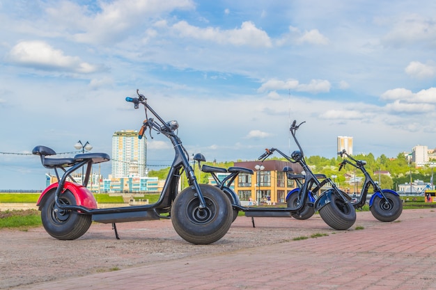 Scooter eléctrico en el parque de la ciudad. Cheboksary, Rusia, 19/05/2018