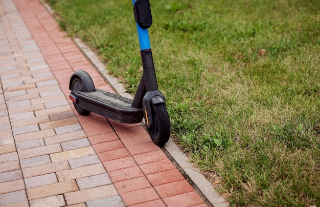 Scooter eléctrico en la vista frontal de la acera