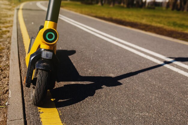 Scooter electrónico urbano en la carretera. copia espacio