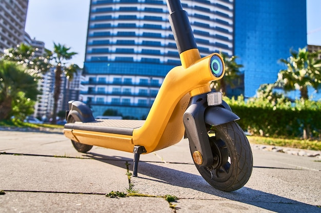 Foto scooter elétrica para uma condução ativa ecologicamente correta para dispositivos móveis rápidos pela cidade
