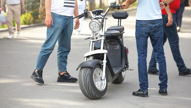 Scooter elétrico de roda grande na cidade para alugar