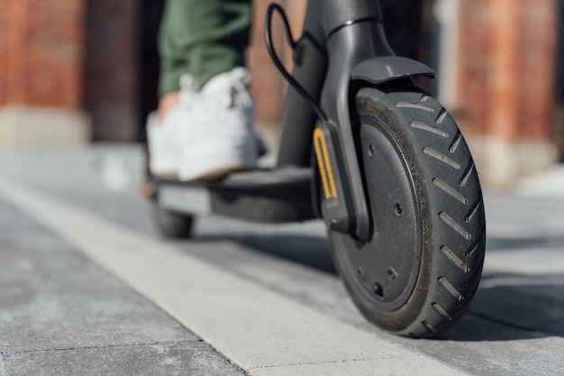 Scooter elétrico na superfície de concreto na rua urbana