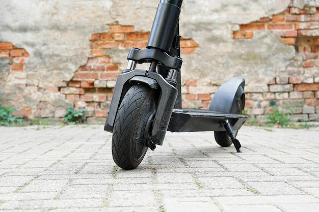 Scooter elétrico ou scooter elétrico estacionado na calçada - tendência de e-mobilidade ou micro-mobilidade