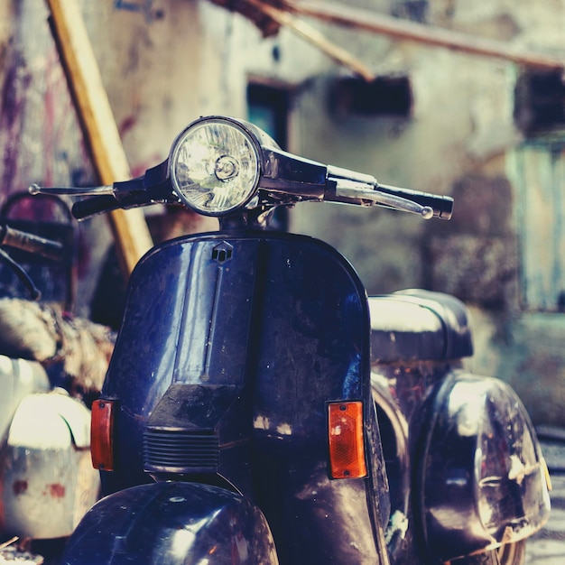 Foto scooter estacionado em frente à casa