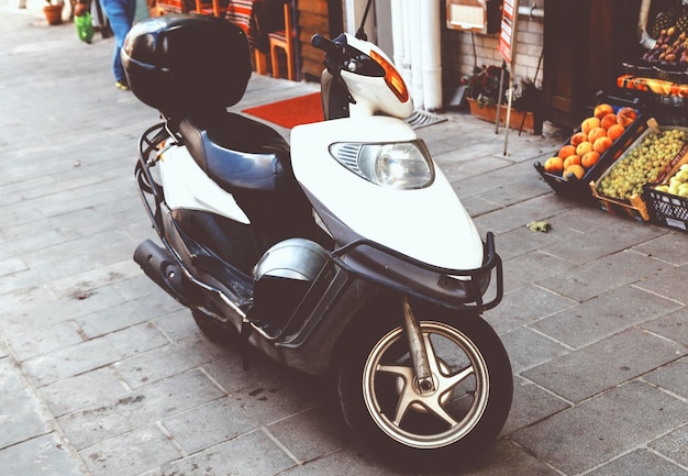 Scooter estacionado en el sendero