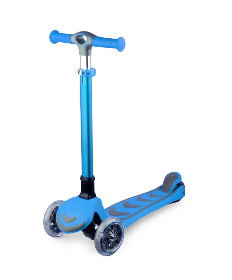 Scooter infantil isolado em branco com traçado de recorte As scooters infantis isoladas sobre fundo branco