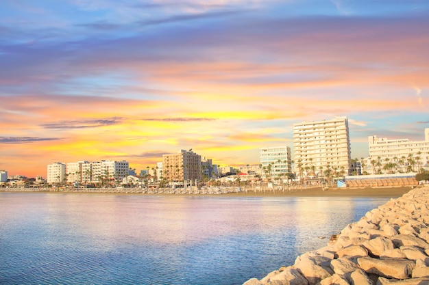 Scooter no contexto da famosa praia de Finikoudes em Larnaca, Chipre