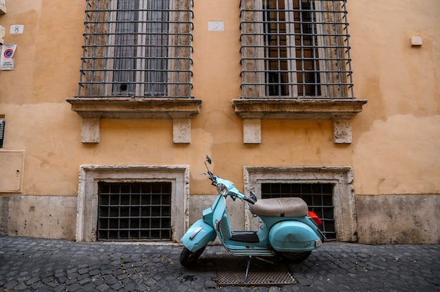 Scooter retrô estacionada nas ruas estreitas de Roma