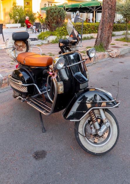 Scooter retro preto Vespa na rua na Grécia