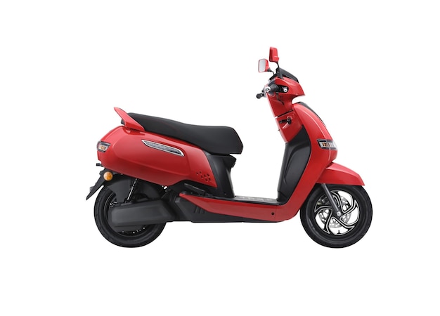 Scooter vermelho indiano ou scooty isolado em um fundo branco