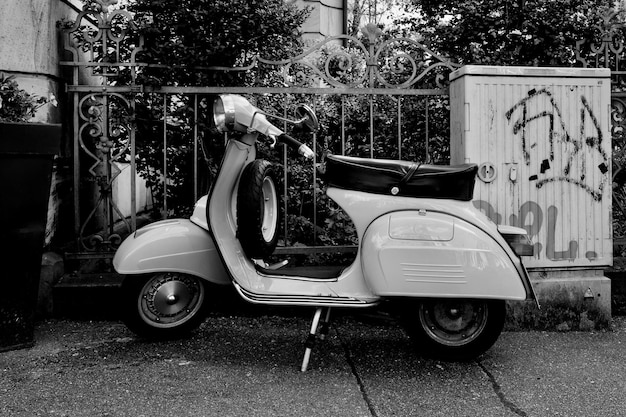 Foto scooter vintage na rua contra edifícios na cidade