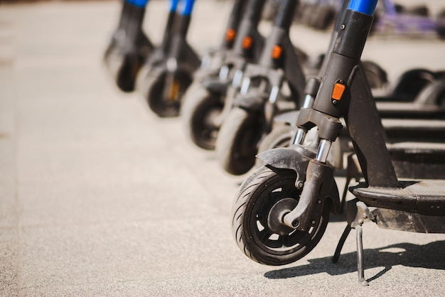 Los scooters eléctricos están estacionados en el centro de la ciudad Transporte móvil público moderno