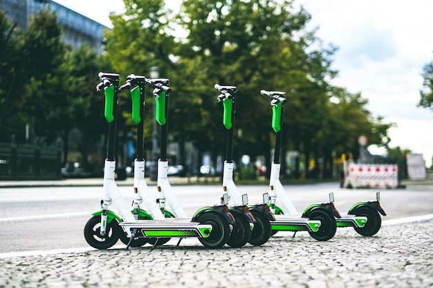 Scooters elétricas para alugar na rua