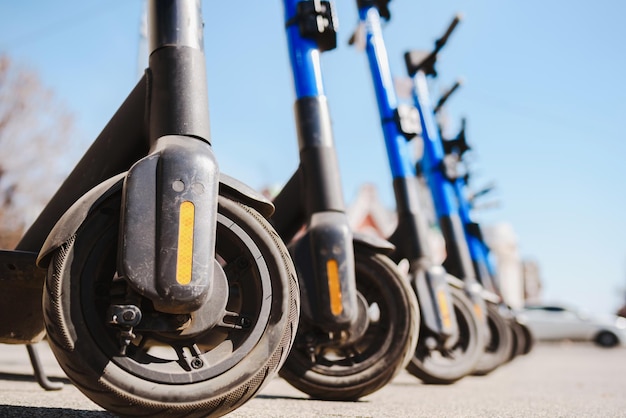Foto scooters elétricos estão estacionados no centro da cidade transporte móvel público moderno
