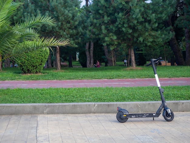 Scooters elétricos no beco do parque da cidade Veículo moderno Transporte de duas rodas