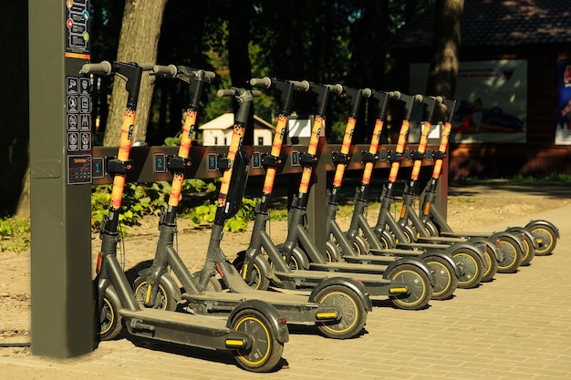 Scooters elétricos para alugar no estacionamento na rua no verão