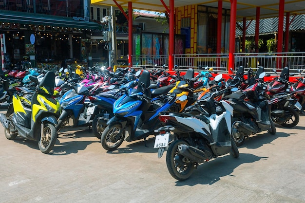 Scooters estacionados na rua na cidade de Pattaya, na Tailândia