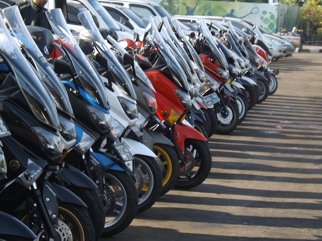 Scooters en el estacionamiento