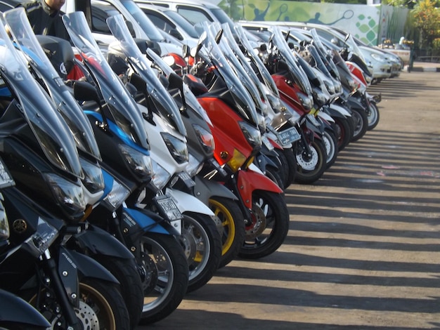 Foto scooters en el estacionamiento