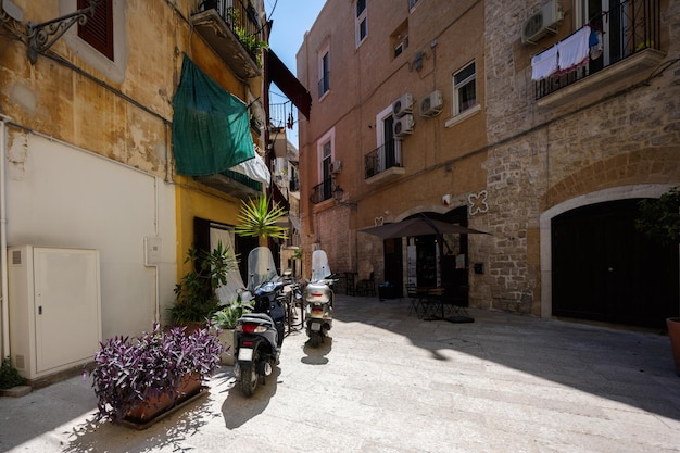 Scooters de pie en la calle vacía de la antigua ciudad italiana Bari Puglia Sur de Italia