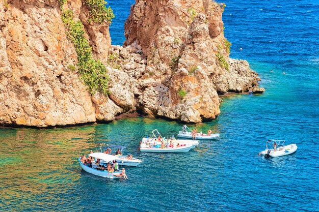 Scopello, Italia - 17 de septiembre de 2017: Barcos en el mar Mediterráneo en Scopello, Castellammare del Golfo, Sicilia, Italia