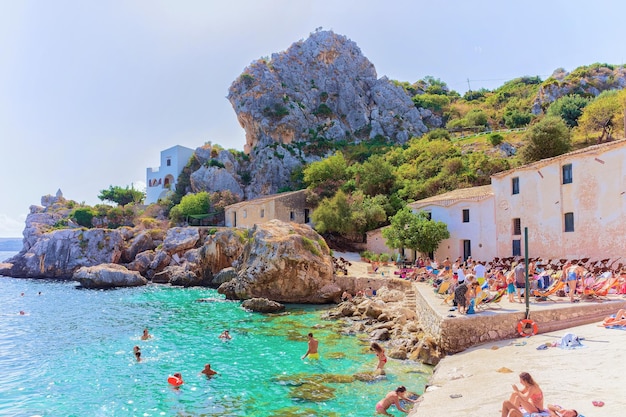 Scopello, Italia - 17 de septiembre de 2017: Gente nadando en la playa de Scopello, Castellammare del Golfo, Sicilia, Italia