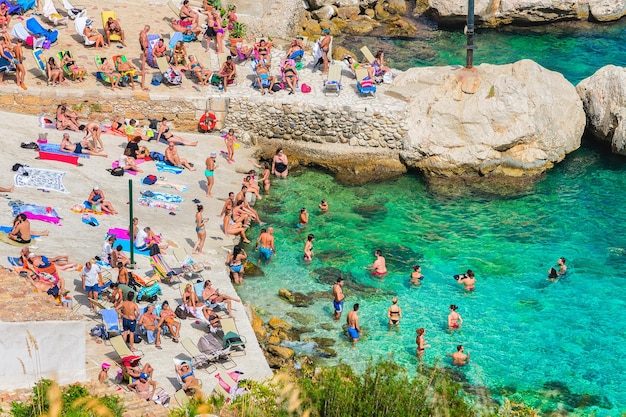 Scopello, Italia - 17 de septiembre de 2017: Gente nadando en la playa de Scopello, Castellammare del Golfo, Sicilia, Italia