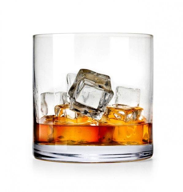 Scotch Whisky auf weißem Hintergrund